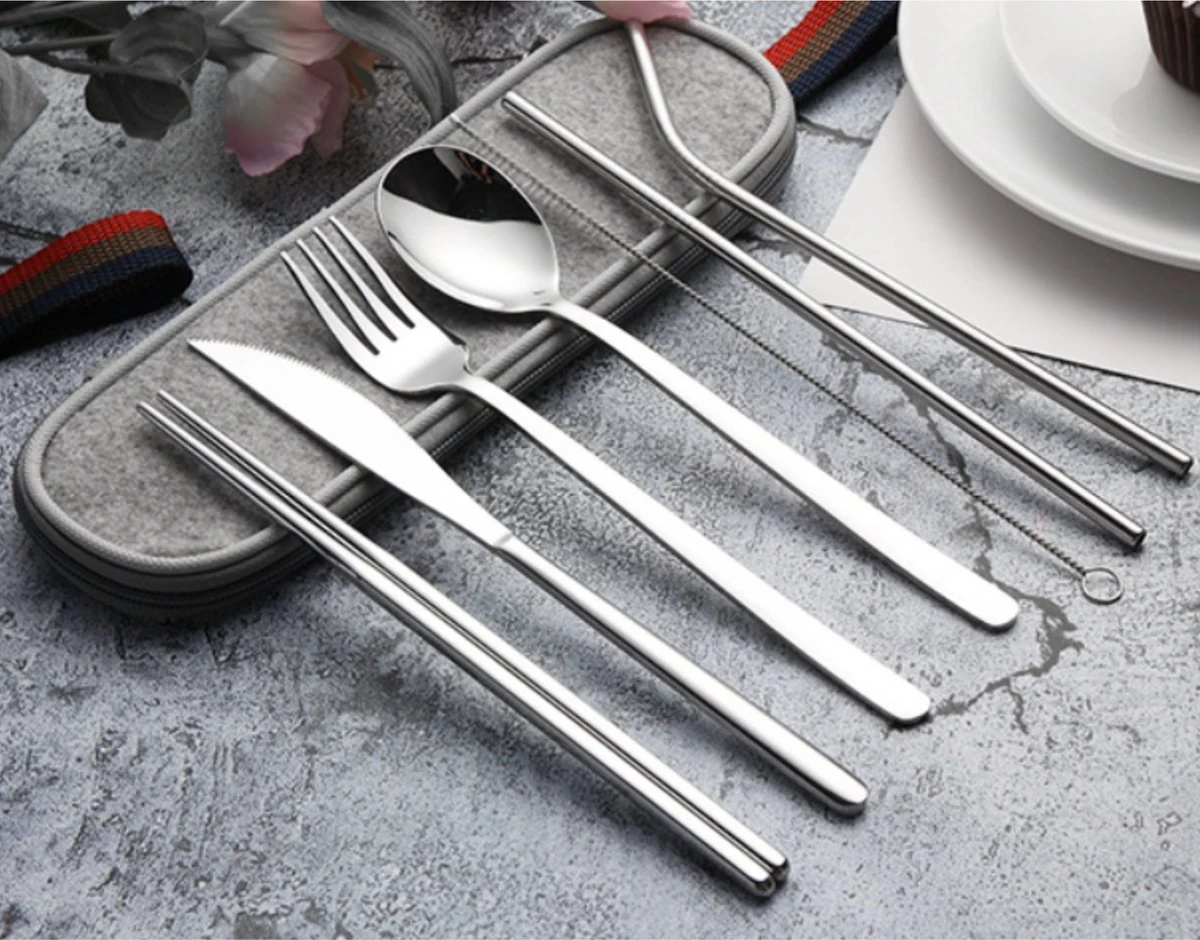 House Of Husk Reisbestek - Reis Bestekset - Chopsticks - Metalen Rietjes Met Borstel - Lepel - Vaatwasserbestendig - RVS - 7 Delig - Zilver 7 House Of Husk Reisbestek - Reis Bestekset - Chopsticks - Metalen Rietjes Met Borstel - Lepel - Vaatwasserbestendig - RVS - 7 Delig - Zilver - Afbeelding 5